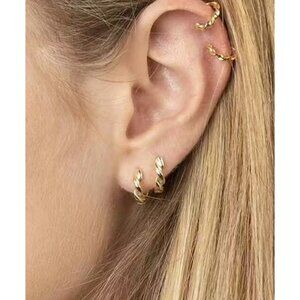 Dainty Huggie Hoop Earrings Minimalist Wave Huggie Earrings Gold Huggie Hoop